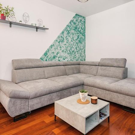 Airy 2-Br Apt W/ Open Layout & Modern Design Apartment Сплит Екстериор снимка