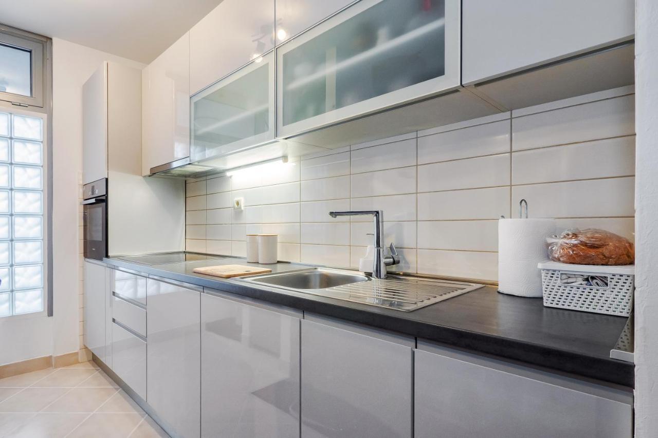 Airy 2-Br Apt W/ Open Layout & Modern Design Apartment Сплит Екстериор снимка