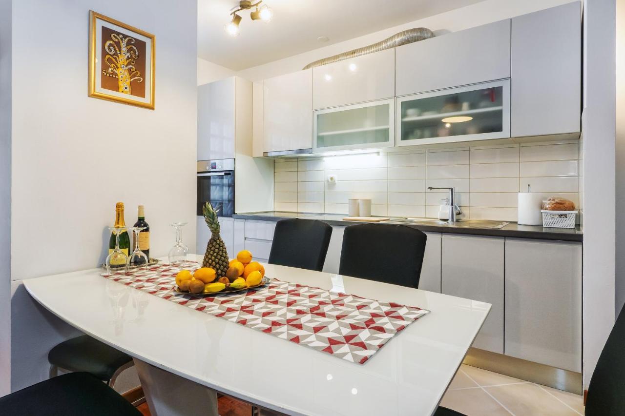 Airy 2-Br Apt W/ Open Layout & Modern Design Apartment Сплит Екстериор снимка