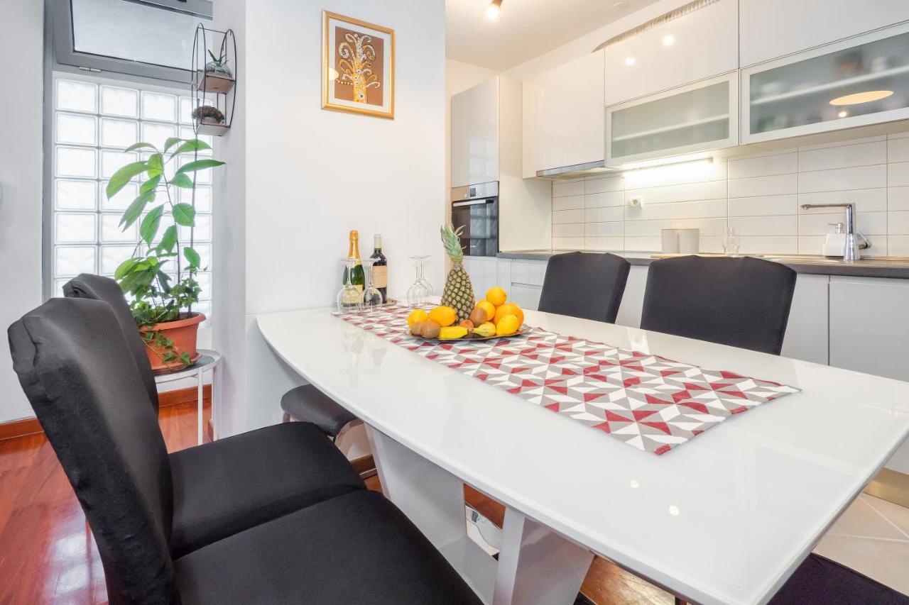 Airy 2-Br Apt W/ Open Layout & Modern Design Apartment Сплит Екстериор снимка