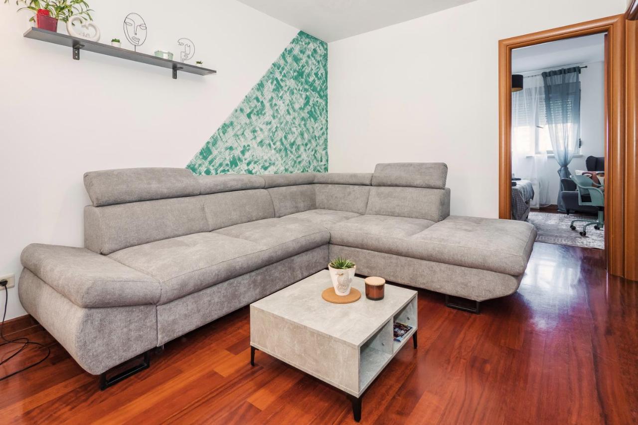 Airy 2-Br Apt W/ Open Layout & Modern Design Apartment Сплит Екстериор снимка